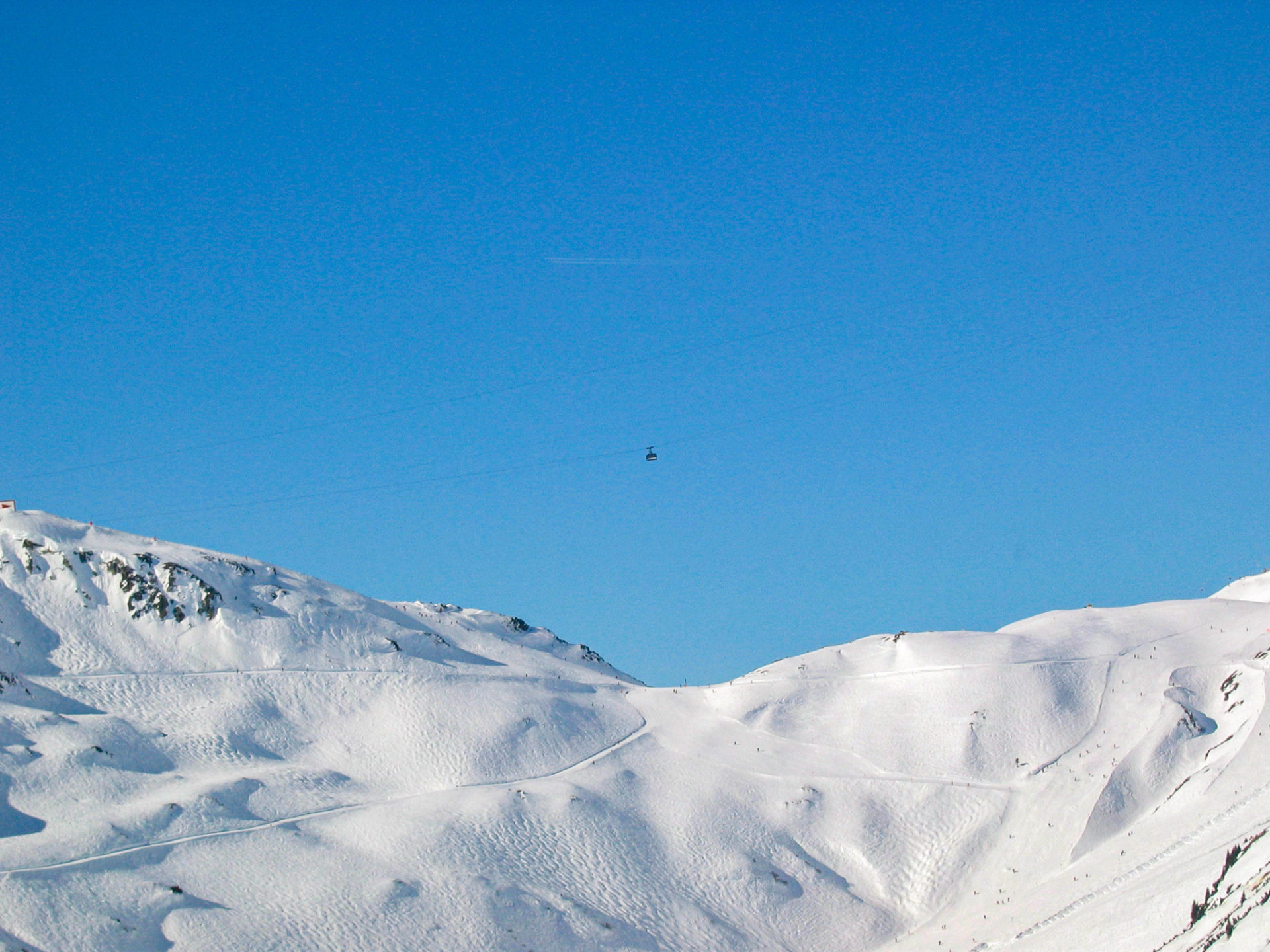 Eine Kabine der Vallugabahn schwebt hinauf zum Gipfel des Arlbergs