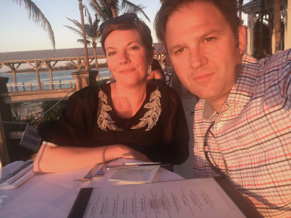 Verliebtes Paar im Sonnenuntergang im Restaurant Latitudes auf Sunset Key in Florida