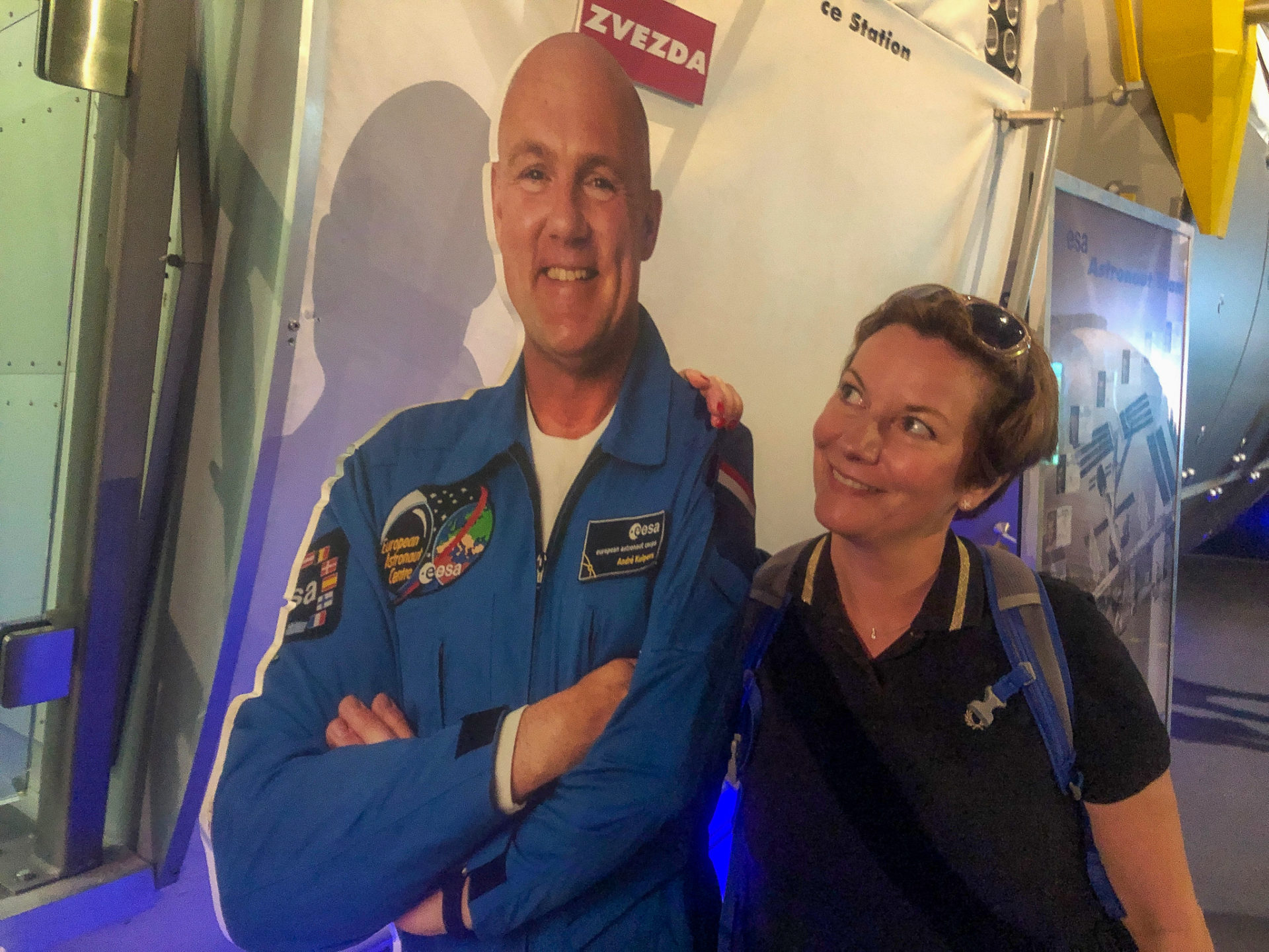 Besucherin flirtet mit Astronaut André Kuipers im ESA Space Center in Noordwijk