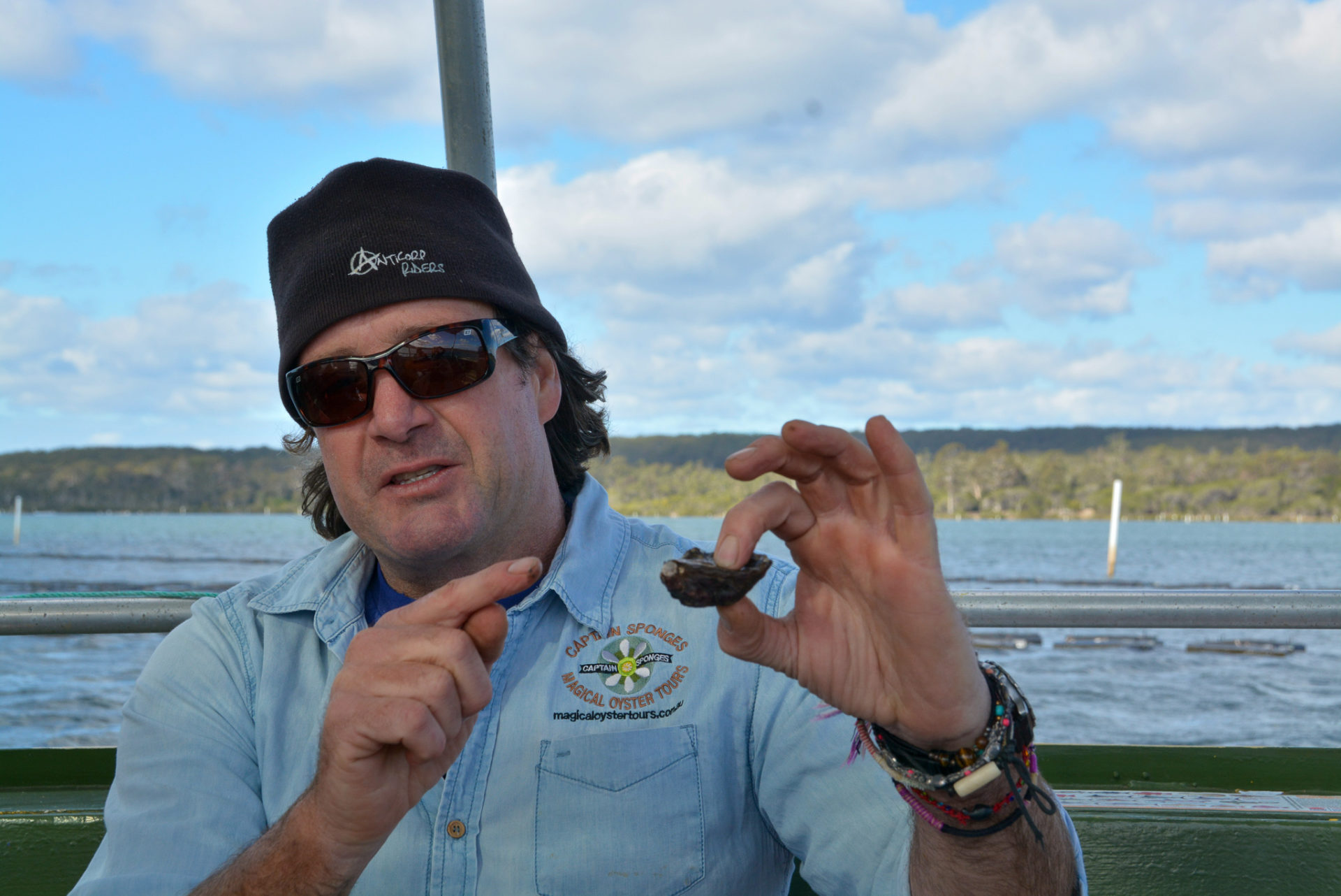 Captain Sponge mit einer Sydney Rock Oyster