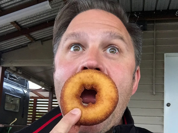 Autor Ralf mit Donut vor den Lippen
