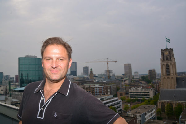 Autor Ralf Johnen auf der Dachterrasse der Markthalle in der Stadt Rotterdam