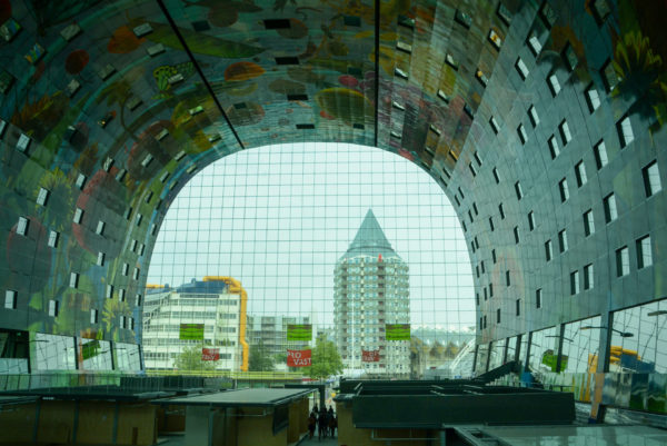 Blick aus der Markthalle hinaus auf den Rotterdamer Stadtteil Blaak