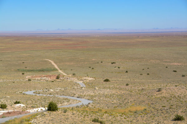 Menschenleere Zufahrtstraße zum Meteor Crater in Arizona
