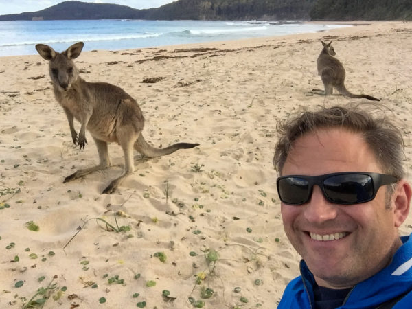 Autor Ralf macht während dem Roadtrip über den Princes Highway einen Stopp für ein Selfie mit Kängurus am Pebbly Beach