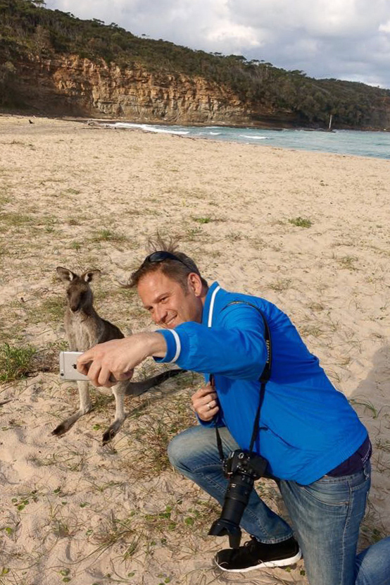 Immer schön lachen: Selfie mit Wallabe am Pebbly Beach in Australiens wildem Südosten