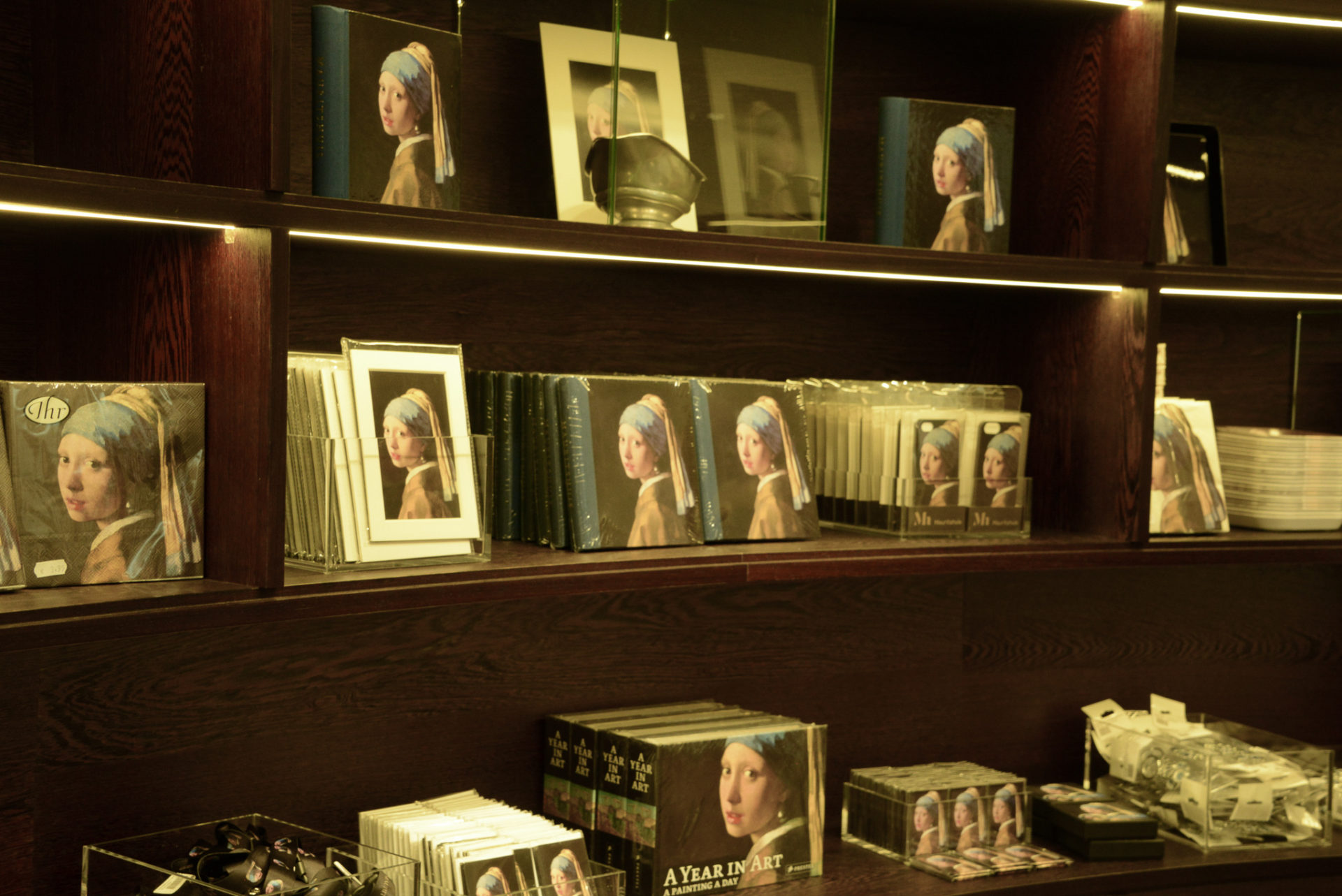 Im Geschenkeladen des Mauritshuis in Den haag ist das Mädchen mit dem Perlenohrring in allen Variationen zu haben