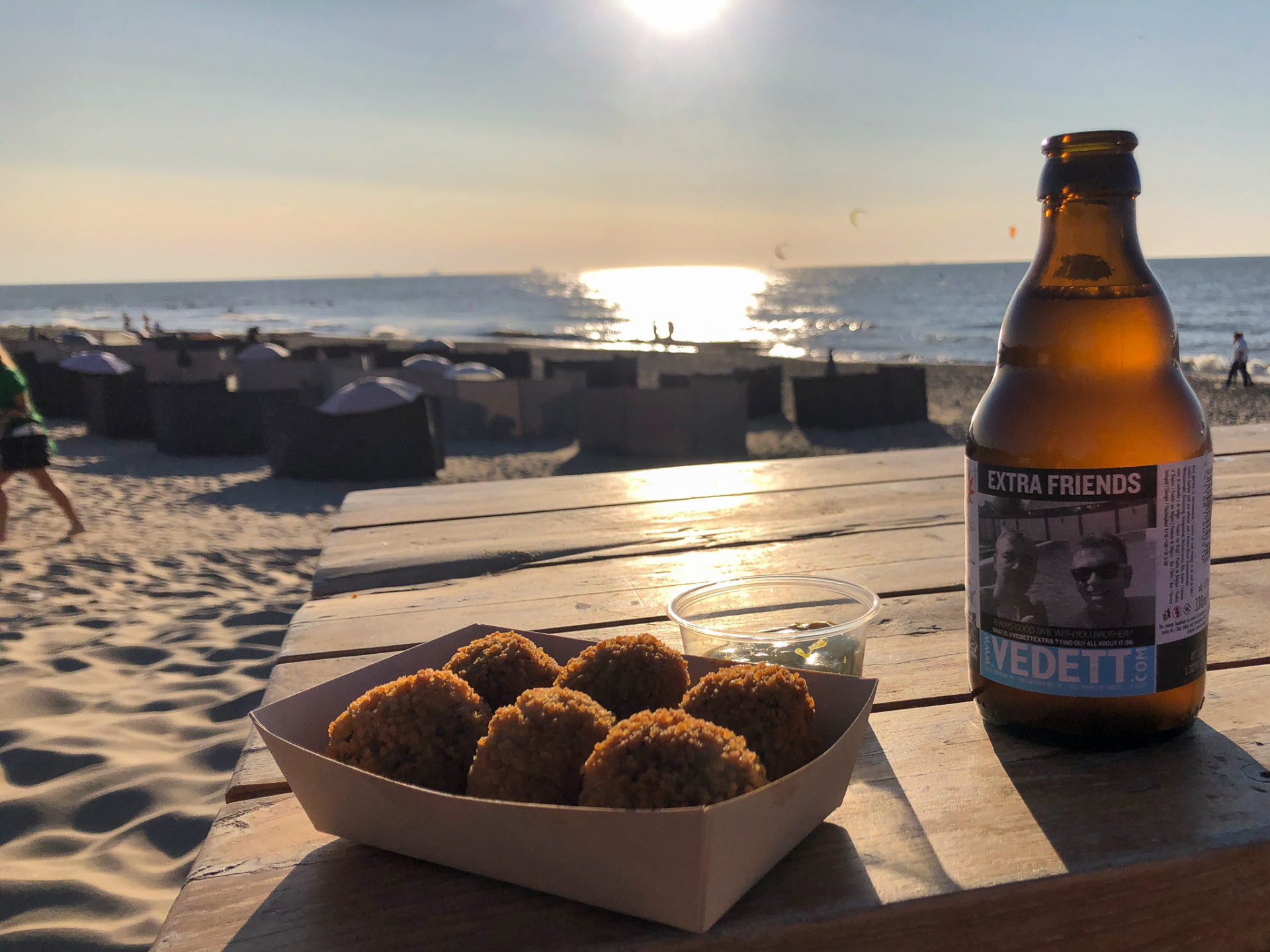 Portion Bitterballen mit Bier am Strand von Noordwijk, dem besten Ort für Holland mit Hund