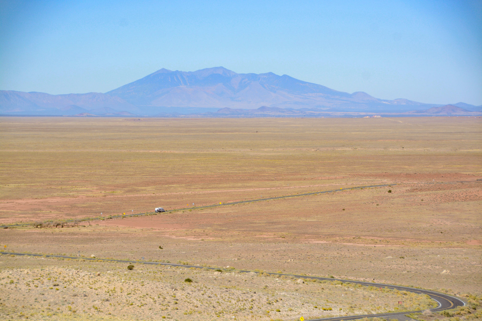 Campervan auf der Zufahrt zum Meteor Crater mit Berg im Hintergrund