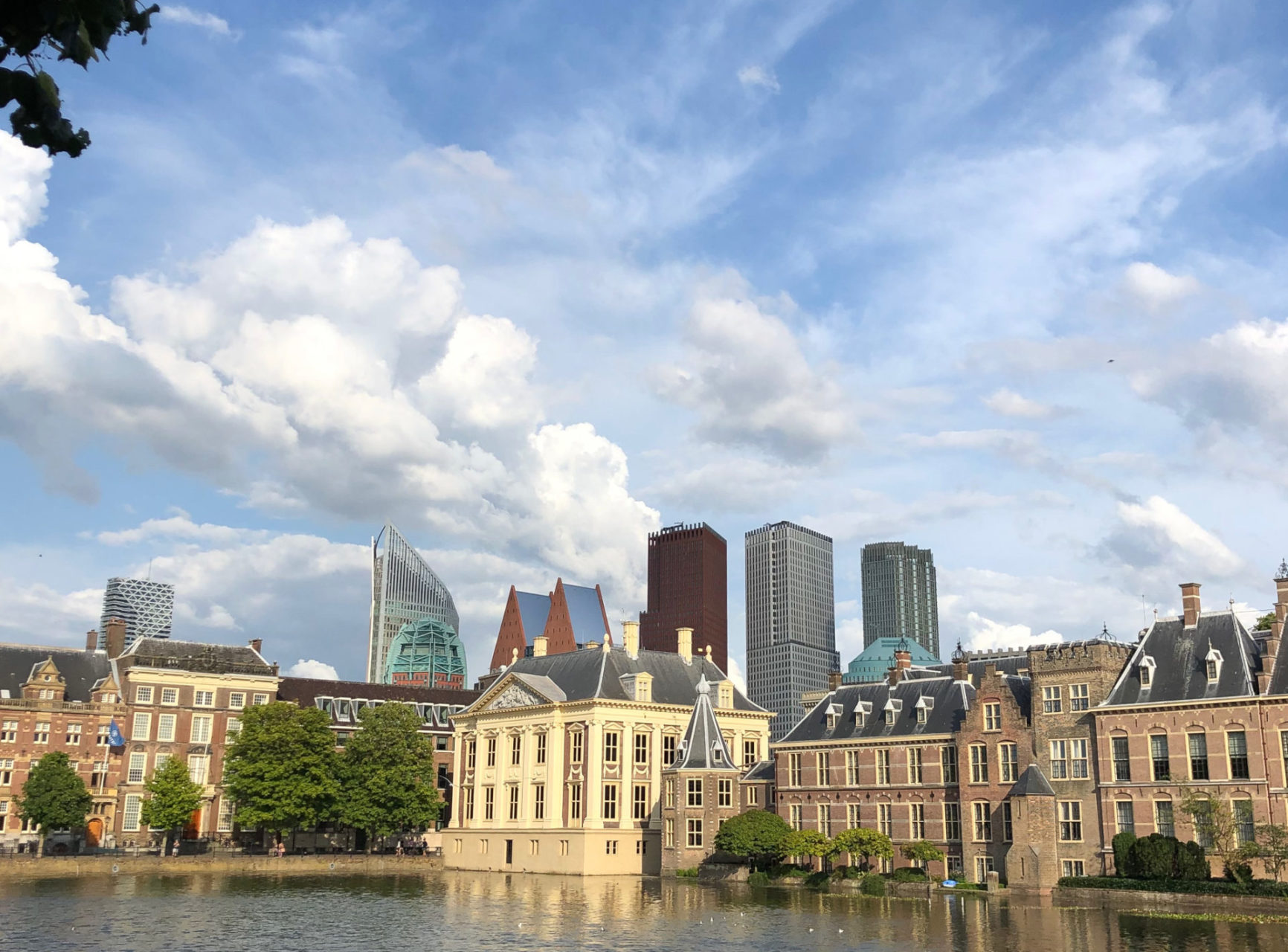 Nahaufnahme vom Mauritshuis in Den Haag mit Skyline im Hintergrund