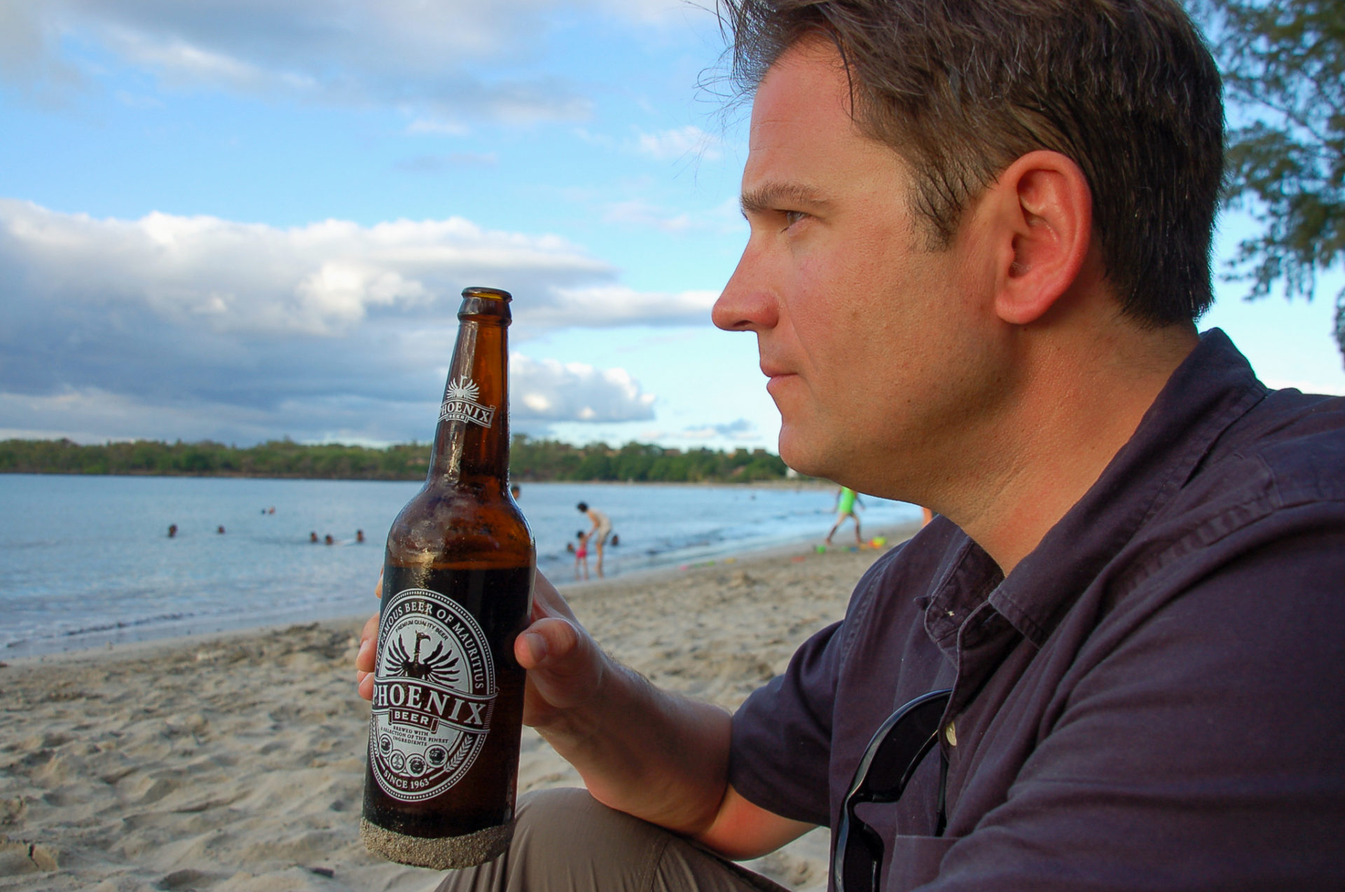 Flasche Phoenix Bier mit Autor am Tamarin Beach