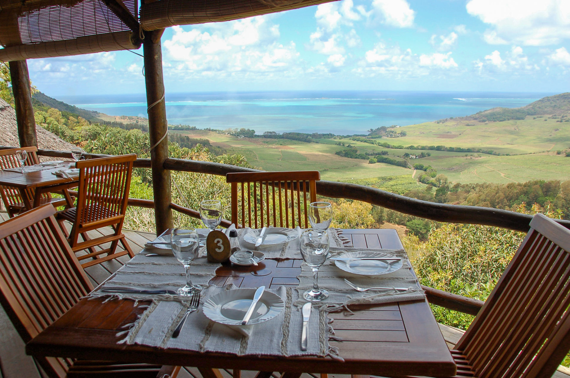 Blick von einem Restaurant auf den Indischen Ozean in Mauritius