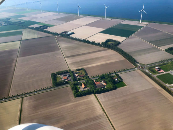 Windräder an der Ijsselmeerküste auf Flevoland in den Niederlanden