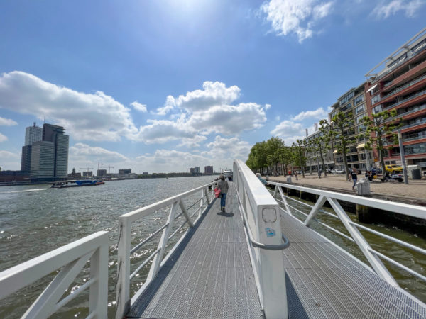 Anleger in Rotterdam um mit dem Wasserbus zu den Windmühlen von Kinderdijk zu fahren