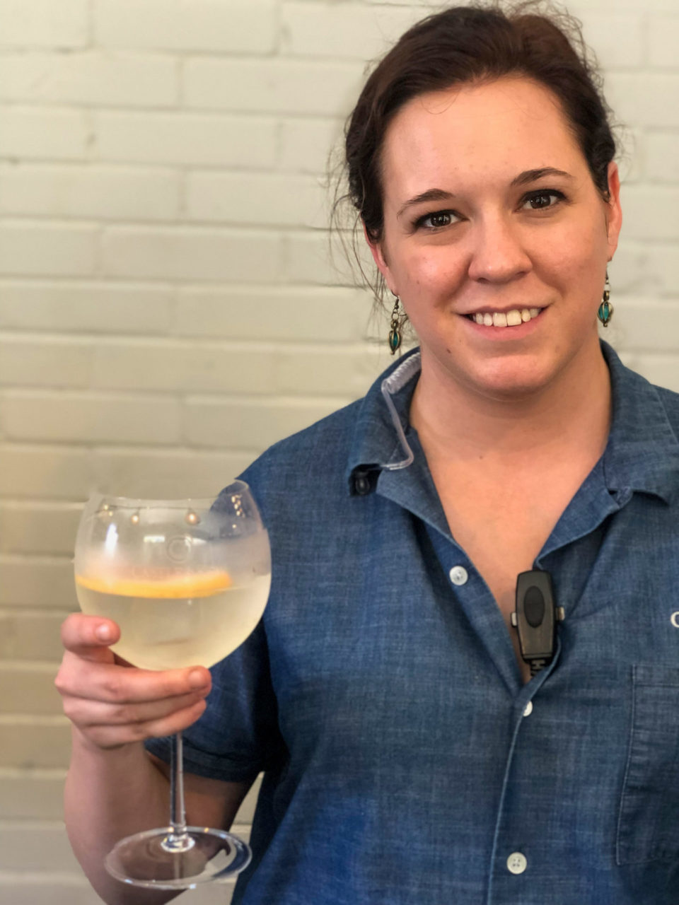 Frau mit Gin Tonic in der Distille Castle and Key in Kentucky