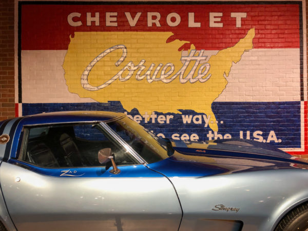 Amerikanische Flagge mit Corvette im Museum in Bowling Green