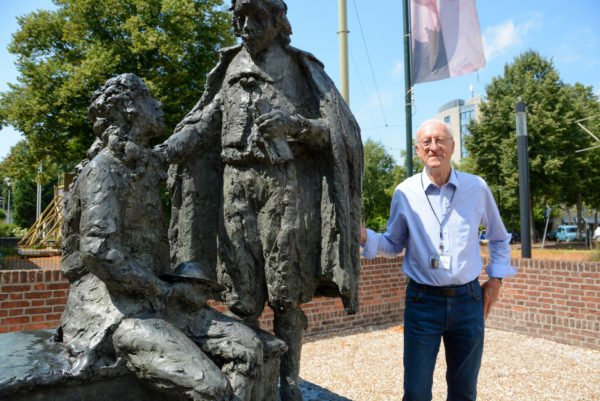 Kurator vor Denkmal von Vater und Sohn Huygens