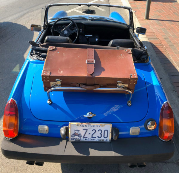Oldtimer mit altem Koffer in Bardsville bei der Tour durch Kentucky