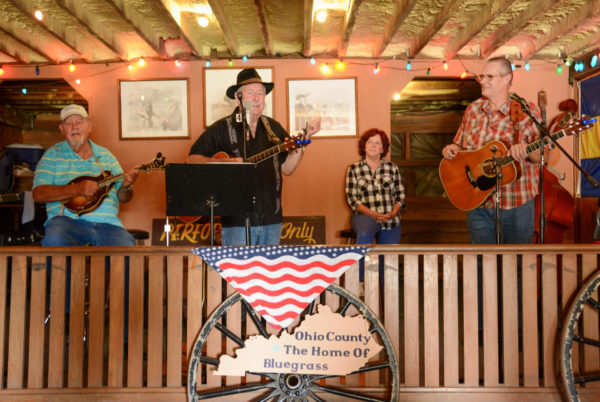 Bluegrassband im Rosine Barn in Kentucky