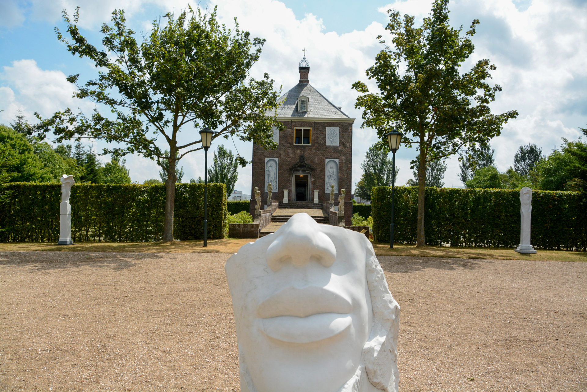 Skulptur vor dem Landsitz von Constantijn Huygens in Voorburg bei Den Haag