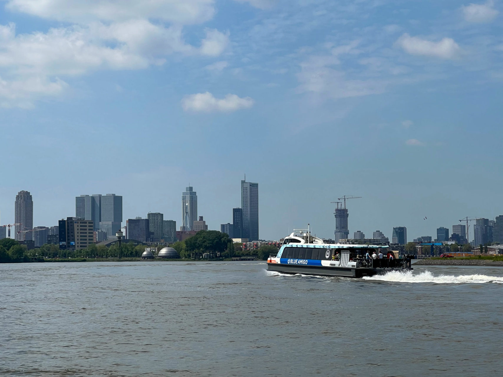 Wasserbus von Blue Amigo vor der Skyline von Rotterdam