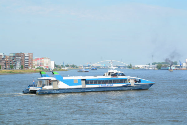 Ein Wasserbus von Blue Amigo auf dem Weg von Rotterdam nach Dordrecht