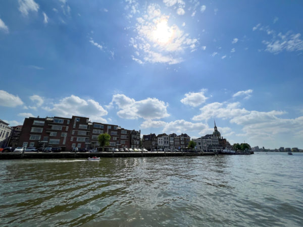 Die Altstadt von Dordrecht gesehen von einem Wasserbus von Blue Amigo