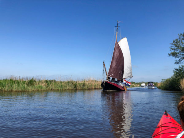 Ein Windjammer auf einem Fluss im niederländischen Friesland bei herrlichem Sommerwetter