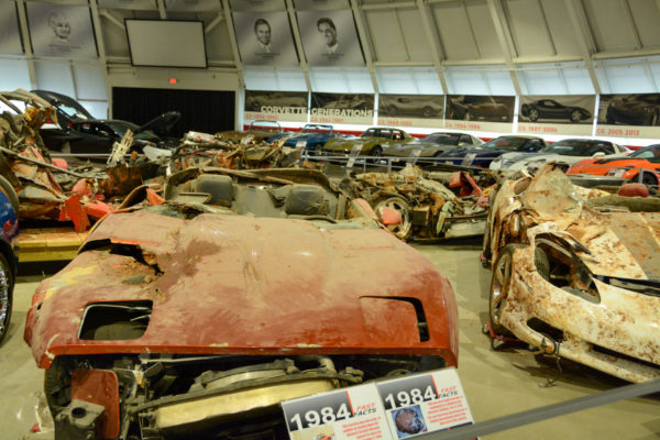 Wracks im National Corvette Museum in Bowling Green