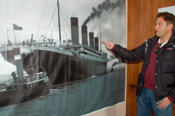 Autor Ralf Johnen zeigt auf ein Foto der MS Titanic in Belfast