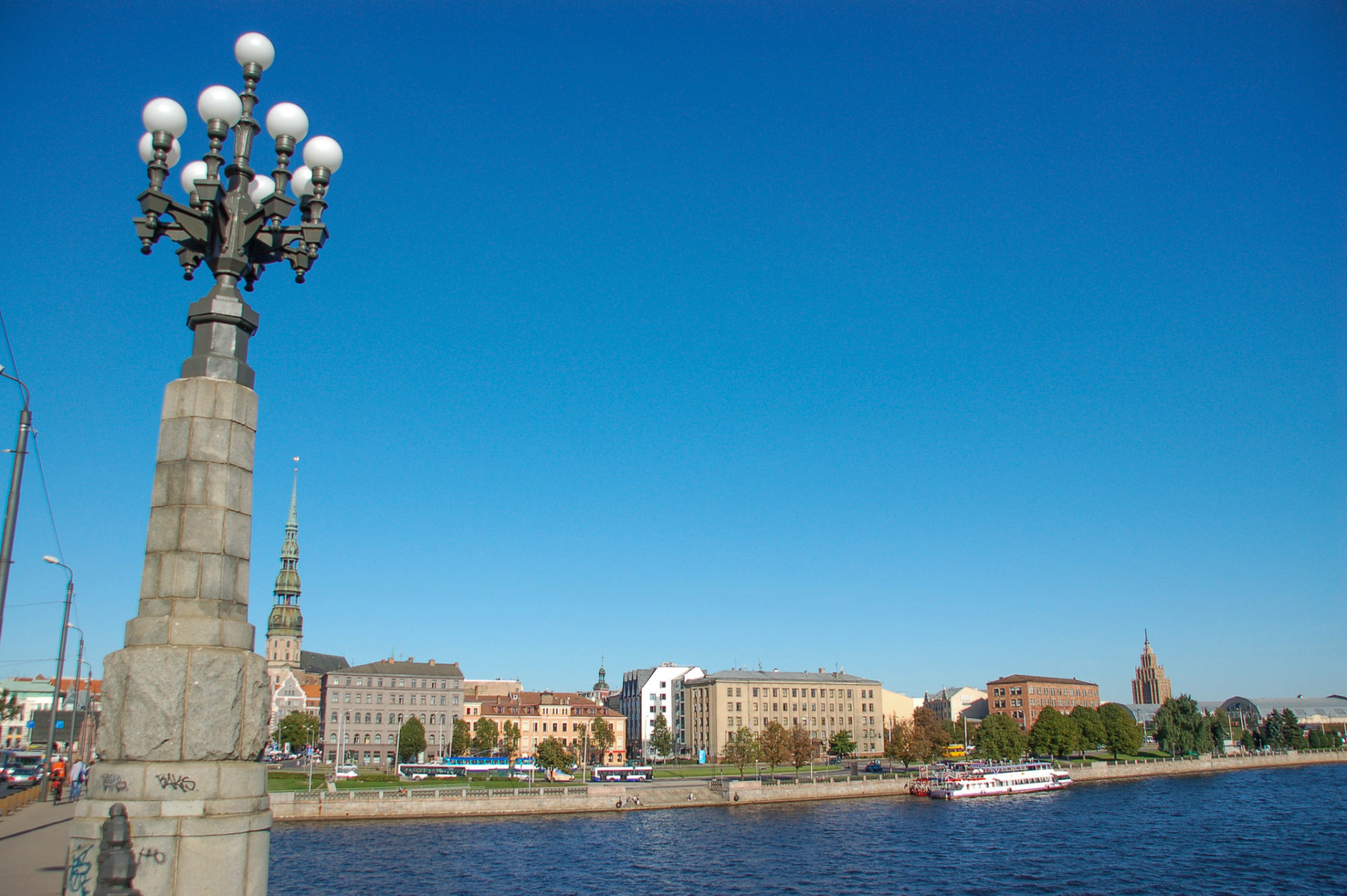 Blick auf den Fluss Düna beim Rundgang durch Riga