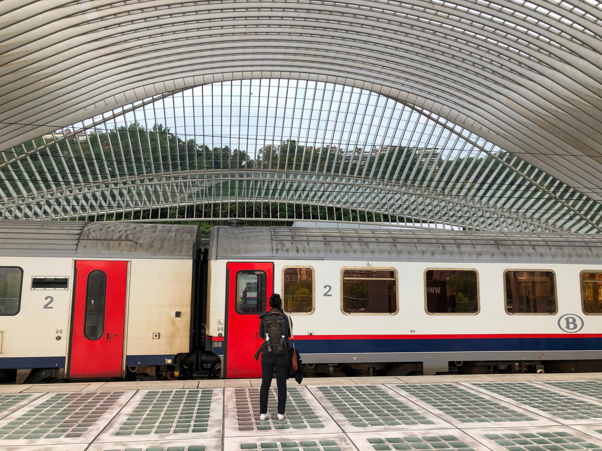 Reisende im Bahnhof von Lüttich fährt mit dem Zug quer durch Europa
