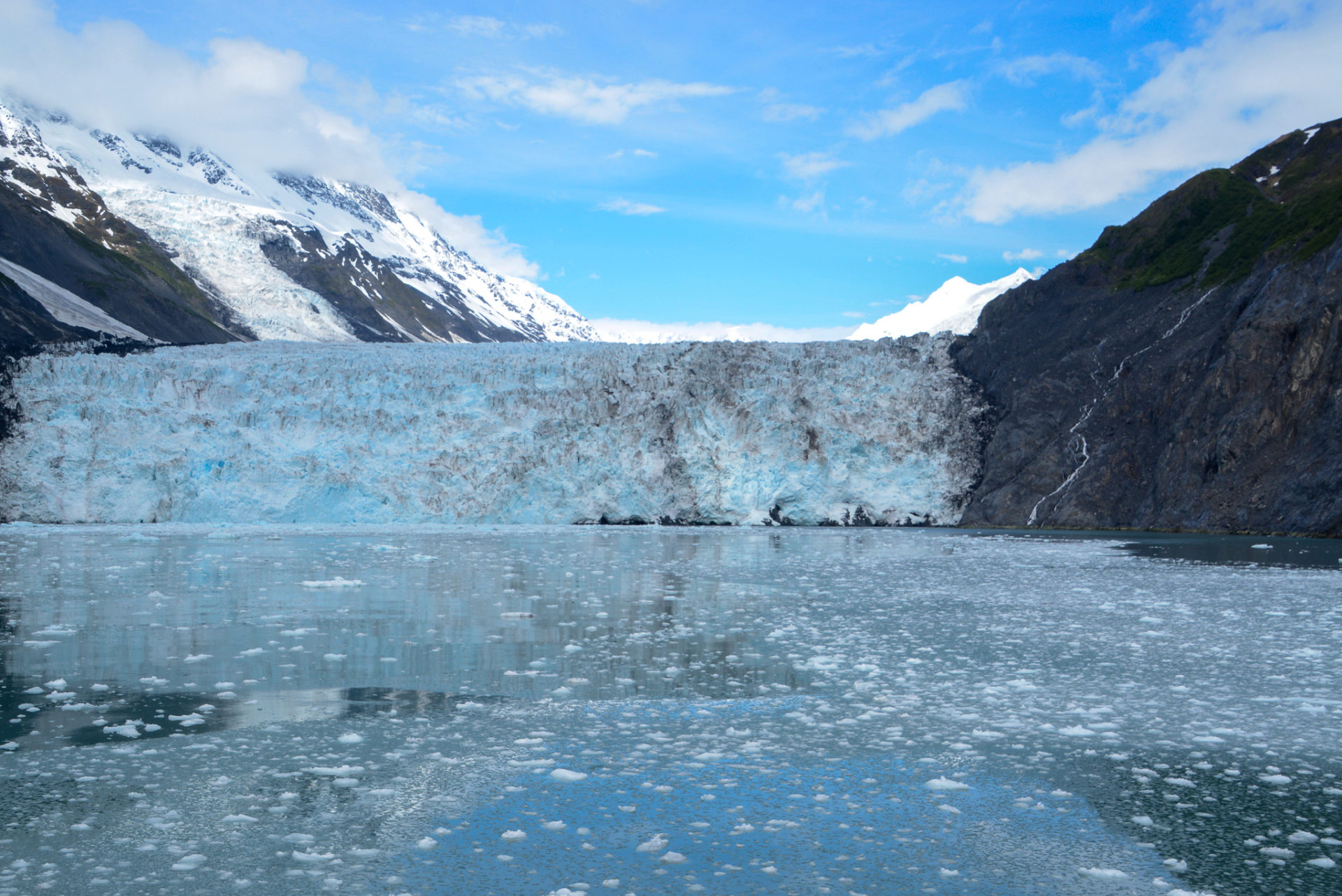 Gletscher bricht ins Meer ab im Prinz-William-Sund in Alaska