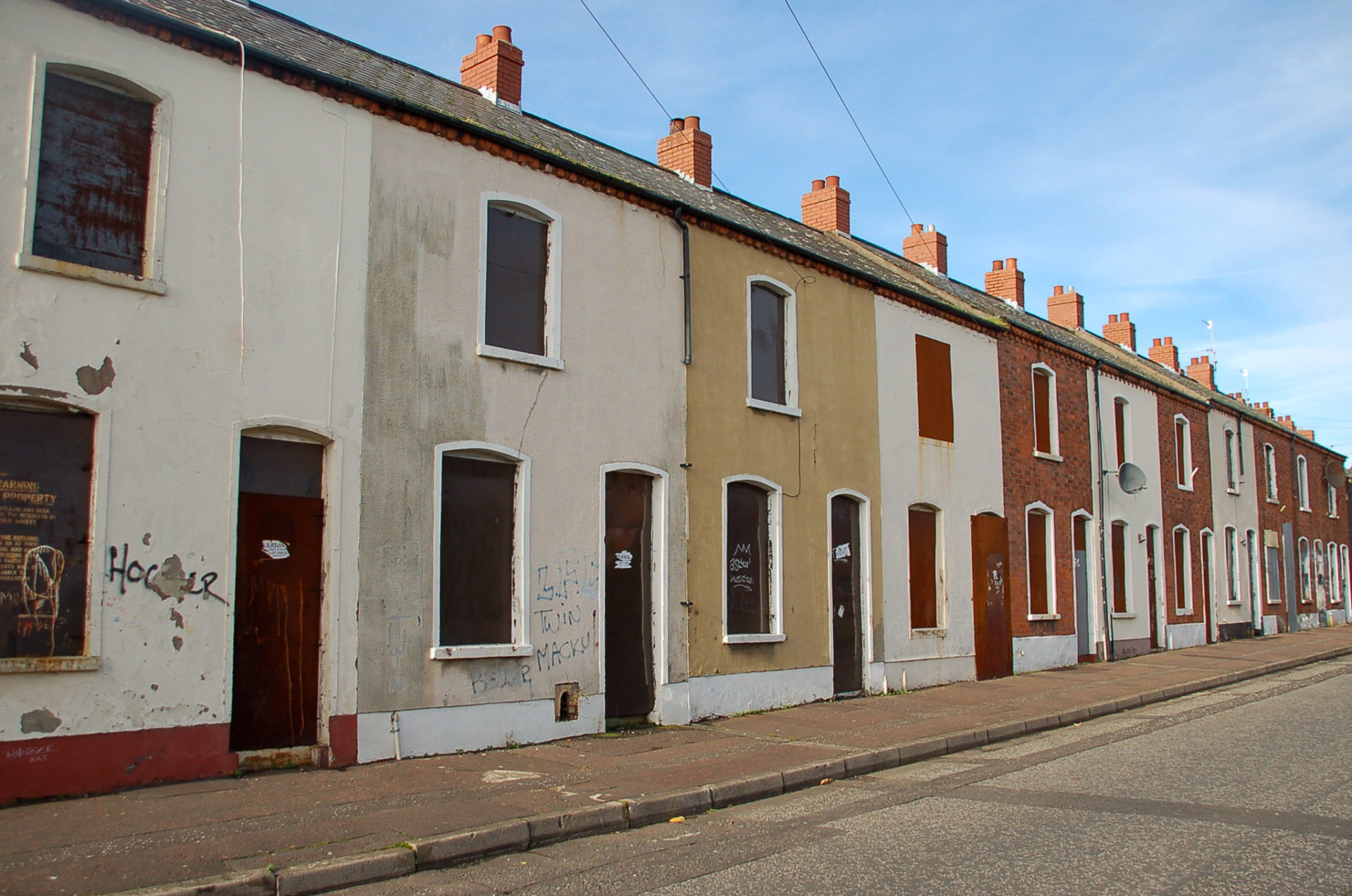 Arbeiterhäuser in Belfast mit verrammelten Fenstern