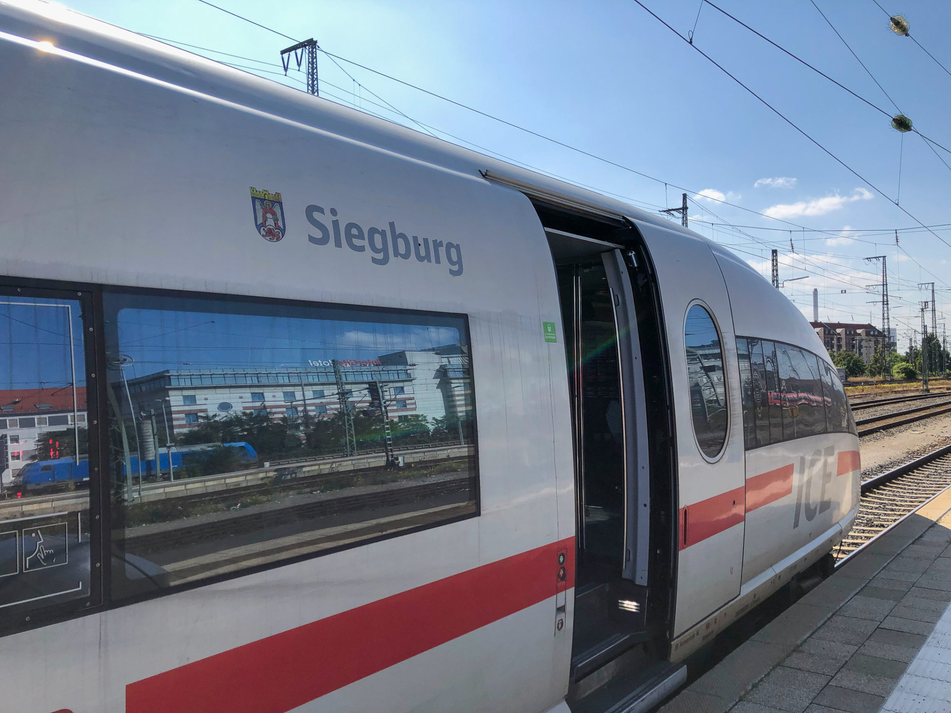 Der ICE mit dem Namen Siegburg der Deutschen Bahn
