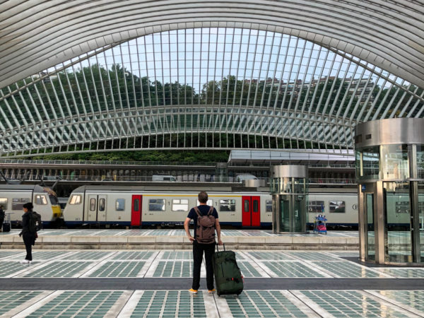 Autor Ralf Johnen mit Koffer im Bahnhof von Lüttich, den Santiago Calatrava entworfen hat