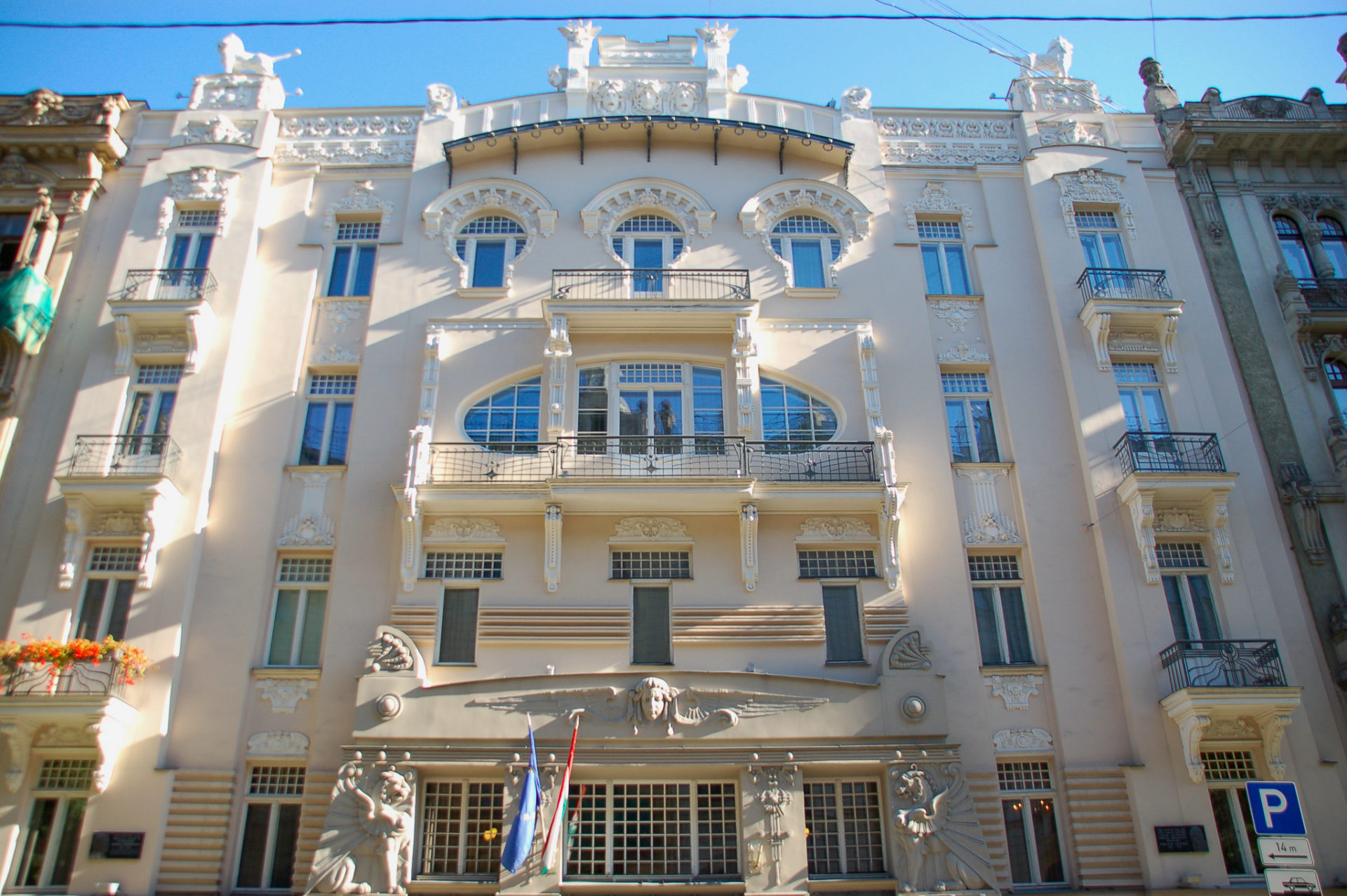 Fassade eines Wohnhauses in Riga, die von Gaudi beeinflusst scheint
