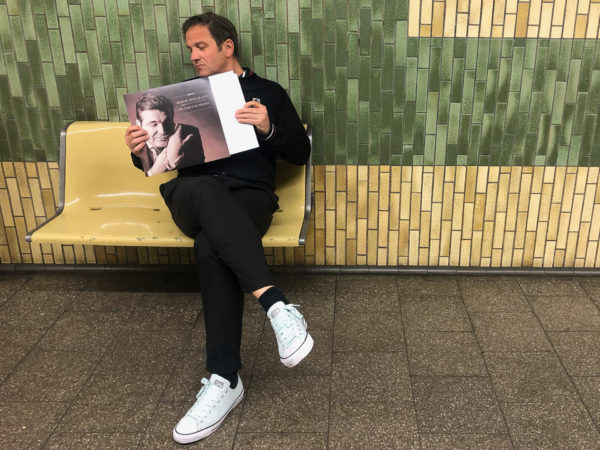 Autor Ralf Johnen mit einer Schallplatte von Bernd Begemann in der U-Bahn nach dem Besuch eines seiner Lieblingsbrauhäuser in den Kölner Veedeln
