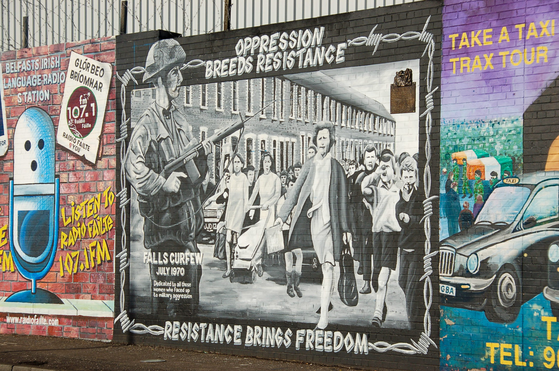 Mural der IRA mit Widerstandsparolen gegen Großbritannien und Margaret Thatcher