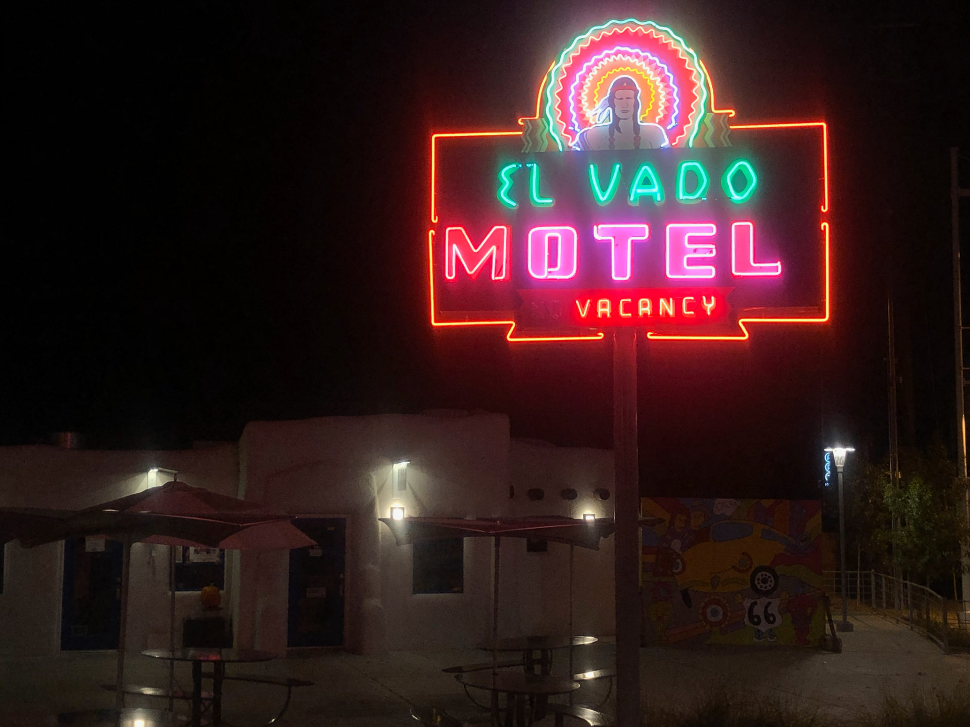 Das Neonschild des El Vado Motel in Albuquerque mit einem American Indian