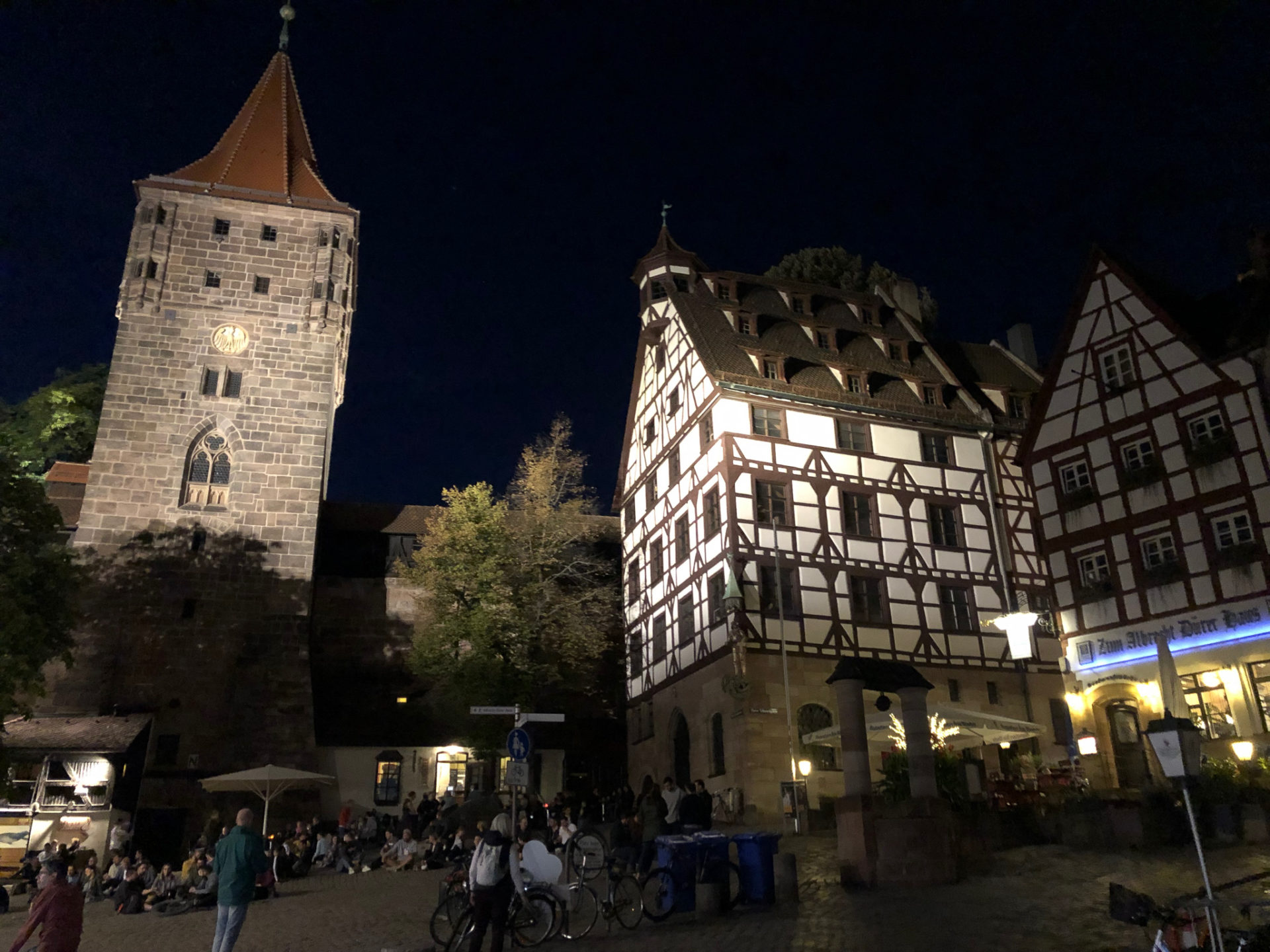 Die Burg in Nürnberg mit Fachwerkhäusern am Abend