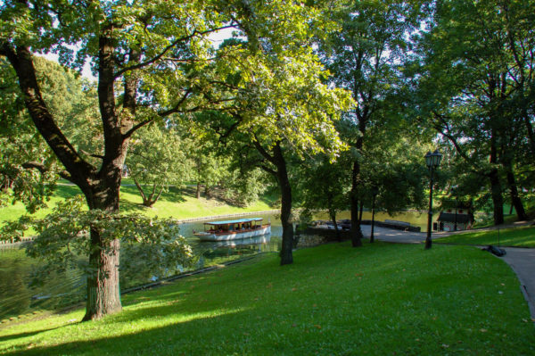 Salonboot auf dem Kanal von Riga in einem Park
