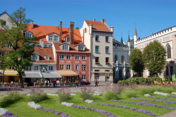 Stadtbild mit alten Häusern in Riga hinter Parkanlage