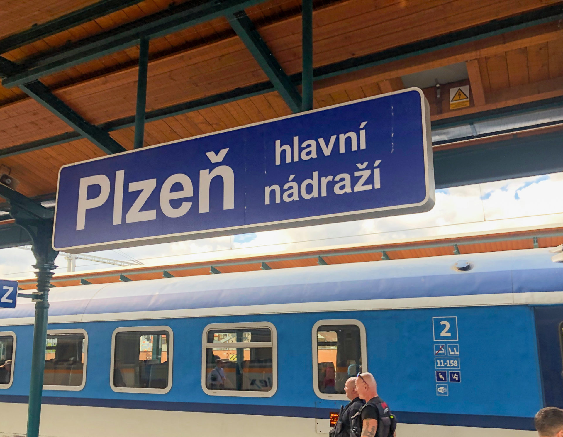 Interrail in der Ersten Klasse: Ankunft am Bahnhof von Pilsen