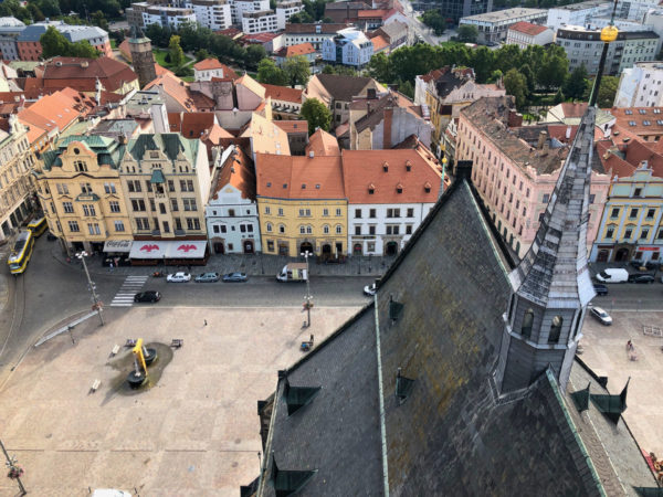 Blick vom Kirchturm auf den Marktplatz von Pilsen in Tschechien
