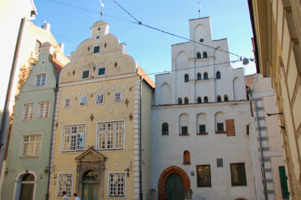 Bunte Häuser mit aufwendigen Giebeln aus dem 17. Jahrhundert in Riga