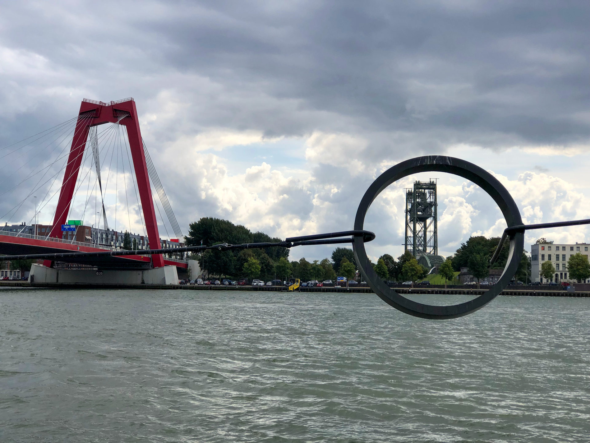 Die Maas in Rotterdam mit der ehemaligen Eisenbahnbrücke De Hef