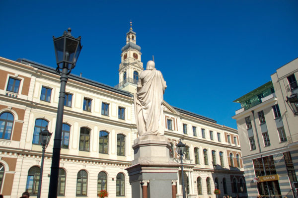 Stadtbild von Riga mit Denkmal