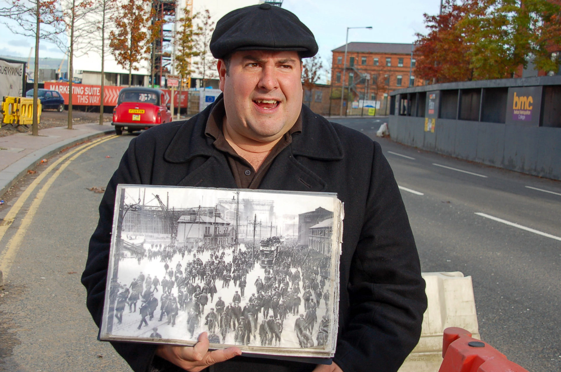 Tour-Guide Richard mit einem Foto der Werftabeiter in Belfast