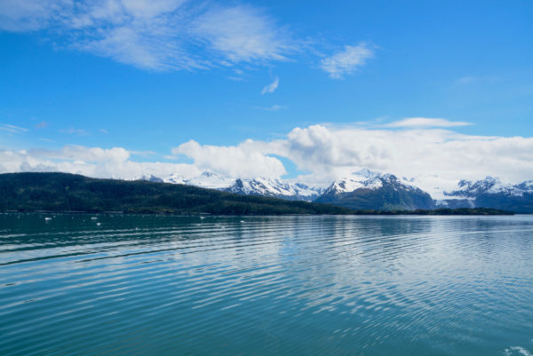Bilderbuchlandschaft in Alaska mit Wasser, Hügeln und schneebedeckten Bergen